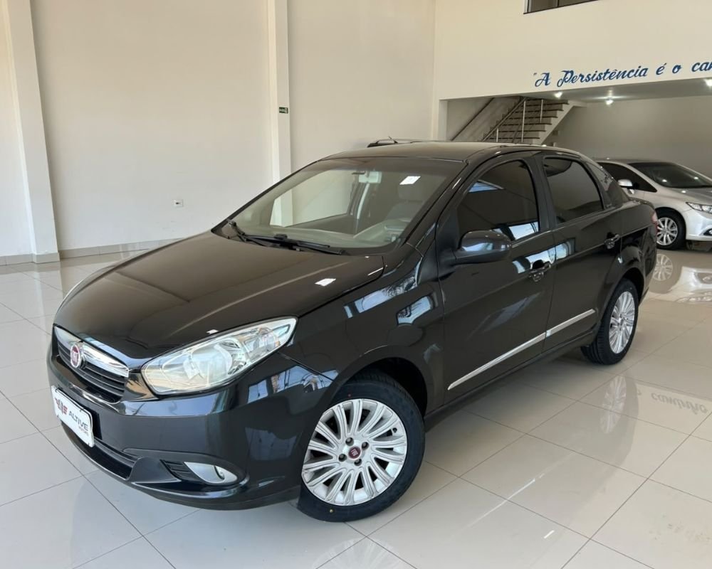Carro de procedência Pneus novos Revisado